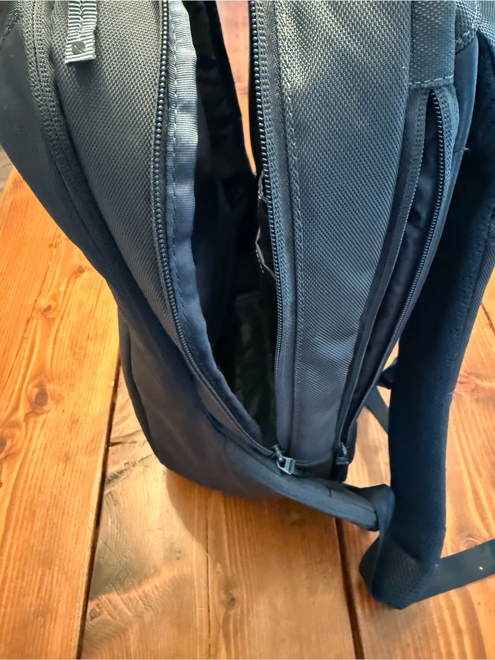 Incase Navy Everyday Backpack - Picture 2 of 6